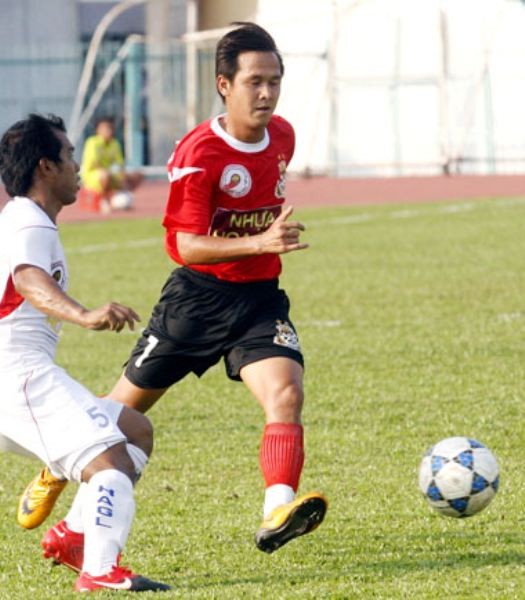 Anh bắt đầu chơi bóng đá chuyên nghiệp từ năm 1998 trong màu áo CLB Cảng Sài Gòn (Sau này đổi tên thành CLB Thép Miền Nam Cảng Sài Gòn).